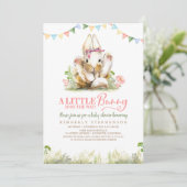 Een klein konijntje is onderweg uitnodigen kaart (Staand voorkant)