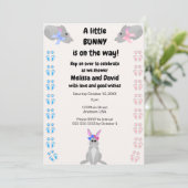 Een klein konijntje is op komst Uitnodiging (Staand voorkant)
