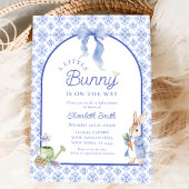 Een klein konijntje is op weg naar het Baby shower Kaart