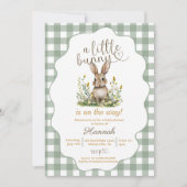 Een klein konijntje is op weg naar het baby shower kaart (Voorkant)