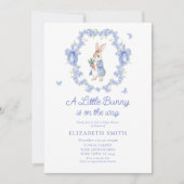 Een klein konijntje is op weg naar het Baby shower Kaart (Voorkant)