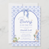 Een klein konijntje is op weg naar het Baby shower Kaart (Voorkant)