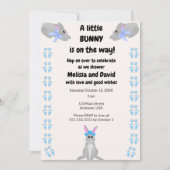Een klein konijntje (jongen) is op komst Uitnodigi Kaart (Voorkant)