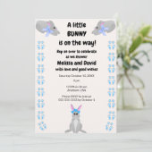 Een klein konijntje (jongen) is op komst Uitnodigi Kaart (Staand voorkant)