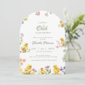 Een klein kuiken is op weg naar het boerderijen va kaart (Staand voorkant)