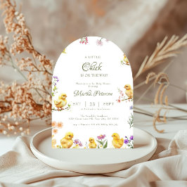 Een klein kuiken is op weg naar het boerderijen va kaart