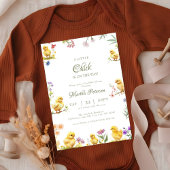 Een klein kuiken is op weg naar het boerderijen va kaart