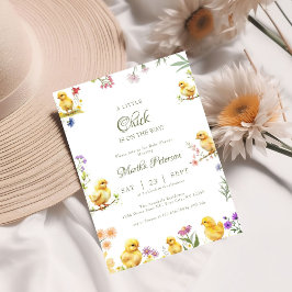 Een klein kuiken is op weg naar het boerderijen va kaart