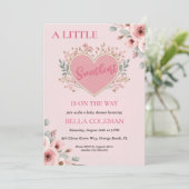Een klein liefje is onderweg naar het baby shower kaart (Staand voorkant)