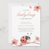 Een klein lieveheersbeestje is onderweg naar het B Kaart (Voorkant)