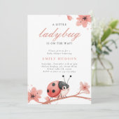 Een klein lieveheersbeestje is onderweg naar het B Kaart (Staand voorkant)