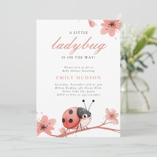 Een klein lieveheersbeestje is onderweg naar het B Kaart (Staand voorkant)