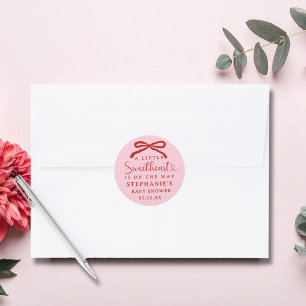 Een klein lieverdje is op komst Meisje Baby Shower Ronde Sticker
