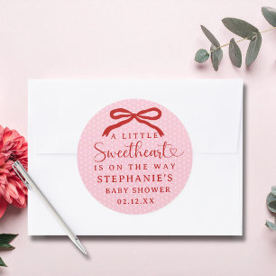 Een klein lieverdje is op komst Meisje Baby Shower Ronde Sticker