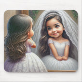 Een klein meisje dat in een spiegel naar een bruid muismat (Voorkant)