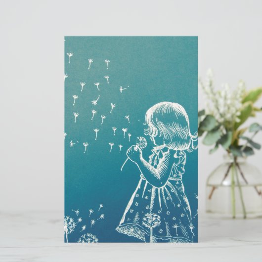 Een klein meisje dat op een dandelion blaast briefpapier (Staand voorkant)