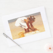 Een klein meisje dat zand speelt rechthoekige sticker (Envelop)