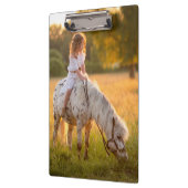 Een klein meisje en haar pony klembord (Links)