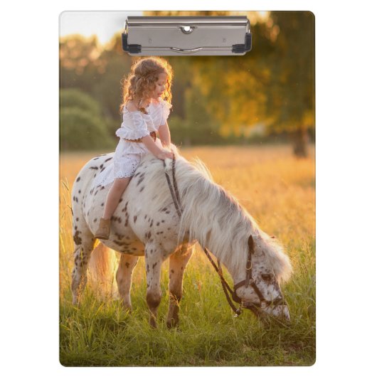 Een klein meisje en haar pony klembord (Voorkant)