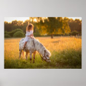 Een klein meisje en haar pony poster (Voorkant)