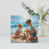 Een klein meisje en jongen die een zandkasteel bou (Staand voorkant)