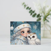 Een klein meisje knuffelt een witte uil feestdagenkaart (Staand voorkant)