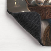 Een klein meisje met een mand van Kittens Muismat (Hoek)