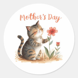 Een klein poesje geeft een cadeau aan mama ronde sticker
