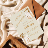 Een klein pompoen wit bruine herfst babyshower kaart