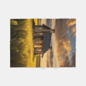 Een klein, rustiek huisje met een zwart dak fleece deken (Voorkant (Horizontaal))