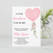 Een klein schatje is op komst Uitnodiging (Staand voorkant)