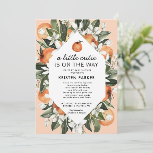 Een Klein Schatje is Op Weg Drive By Baby Shower Kaart (Staand voorkant)