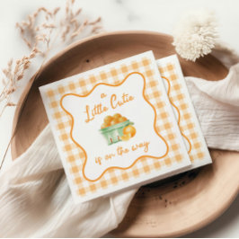 Een klein schattig oranje babyshower servet