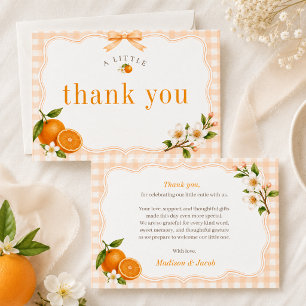 Een klein schattig oranje geruit neutraal babyfees bedankkaart