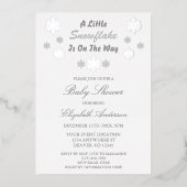 Een klein sneeuwvlokje is op komst Baby Shower Folie Uitnodiging (Voorkant)