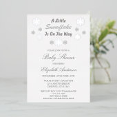 Een klein sneeuwvlokje is op komst Baby Shower Folie Uitnodiging (Staand Voorkant)