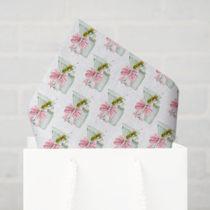 Een kleine baby meisje tissuepapier