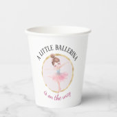 Een kleine ballerina is op weg naar het Baby showe Papieren Bekers (Voorkant)