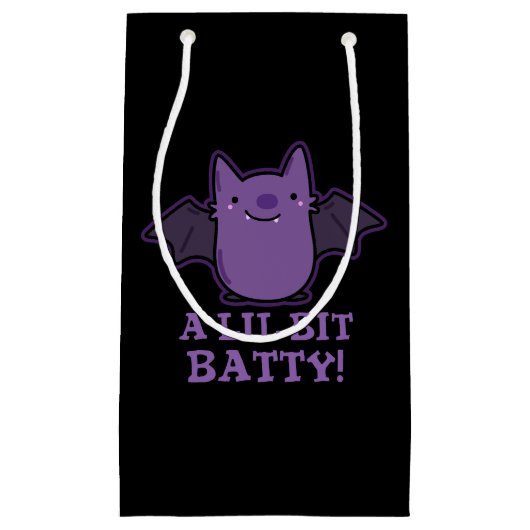 Een kleine Batty Funny Baby Bat Pun Dark BG Klein Cadeauzakje (Voorkant)