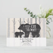 Een kleine Beer welp is op de weg Baby shower Kaart (Staand voorkant)