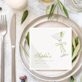 Een kleine beetje oudere Olive Martini cocktail ve Servet