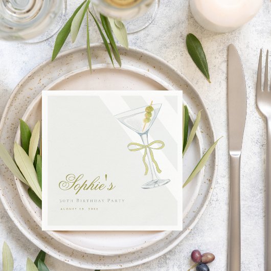 Een kleine beetje oudere Olive Martini cocktail ve Servet