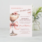 Een kleine beetje oudere roze espresso martini ver kaart (Staand voorkant)