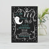 Een kleine boe die 2 2 Cute Halloween Ghost draait Kaart (Staand voorkant)