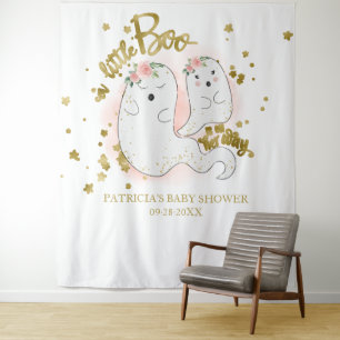 Een Kleine Boe Halloween Meisje Baby Shower Achter Wandkleed
