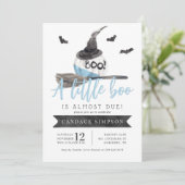 Een kleine boe heeft bijna een Halloween Baby show Kaart (Staand voorkant)