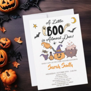Een kleine boe heeft bijna een Halloween Baby show Kaart