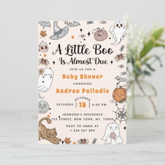 Een kleine boe heeft bijna een Halloween Baby show Kaart (Staand voorkant)