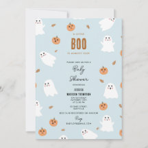 Een kleine boe heeft bijna een Halloween Baby show