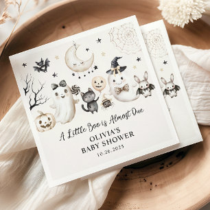 Een kleine boe heeft bijna een Halloween Baby show Servet